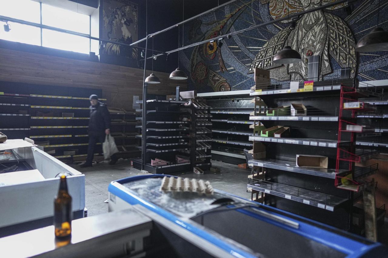 Las tiendas fueron despojadas de saqueadores en Mariupol