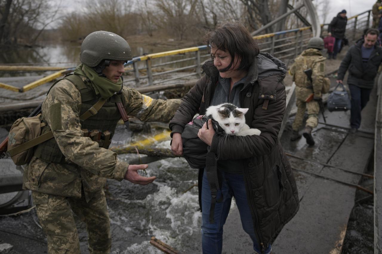 Soldados ucranianos construyeron puentes improvisados ​​para ayudar a los residentes a escapar de la capital