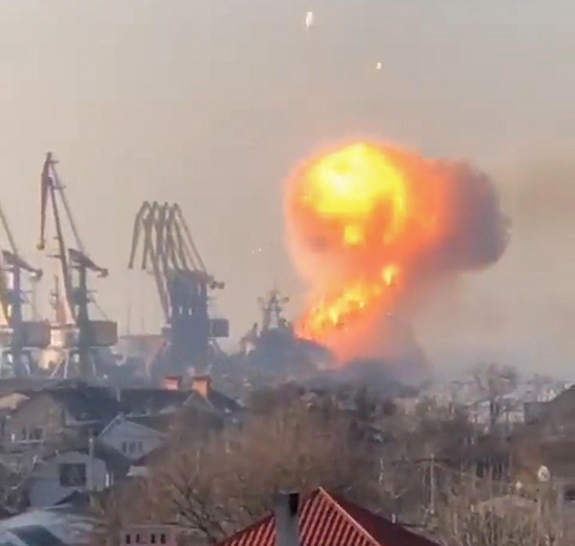 Hubo una explosión en el puerto en el video.