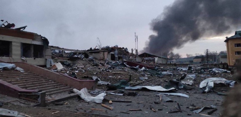 Según los informes, el dron evaluó los daños después del ataque en la ciudad de Jaworów en Ucrania