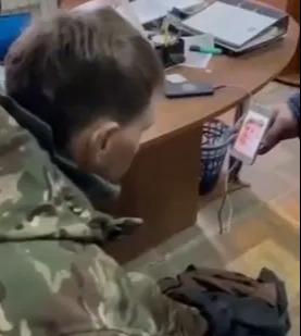 Un soldado ruso capturado es captado sollozando por teléfono con su madre