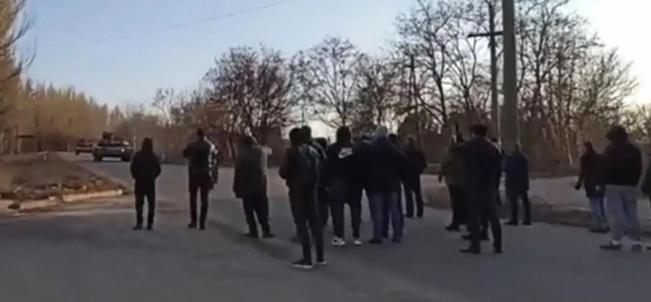 El video muestra el momento en que Misha abrió la puerta del conductor y se unió a la gente del presidente Zelensky.