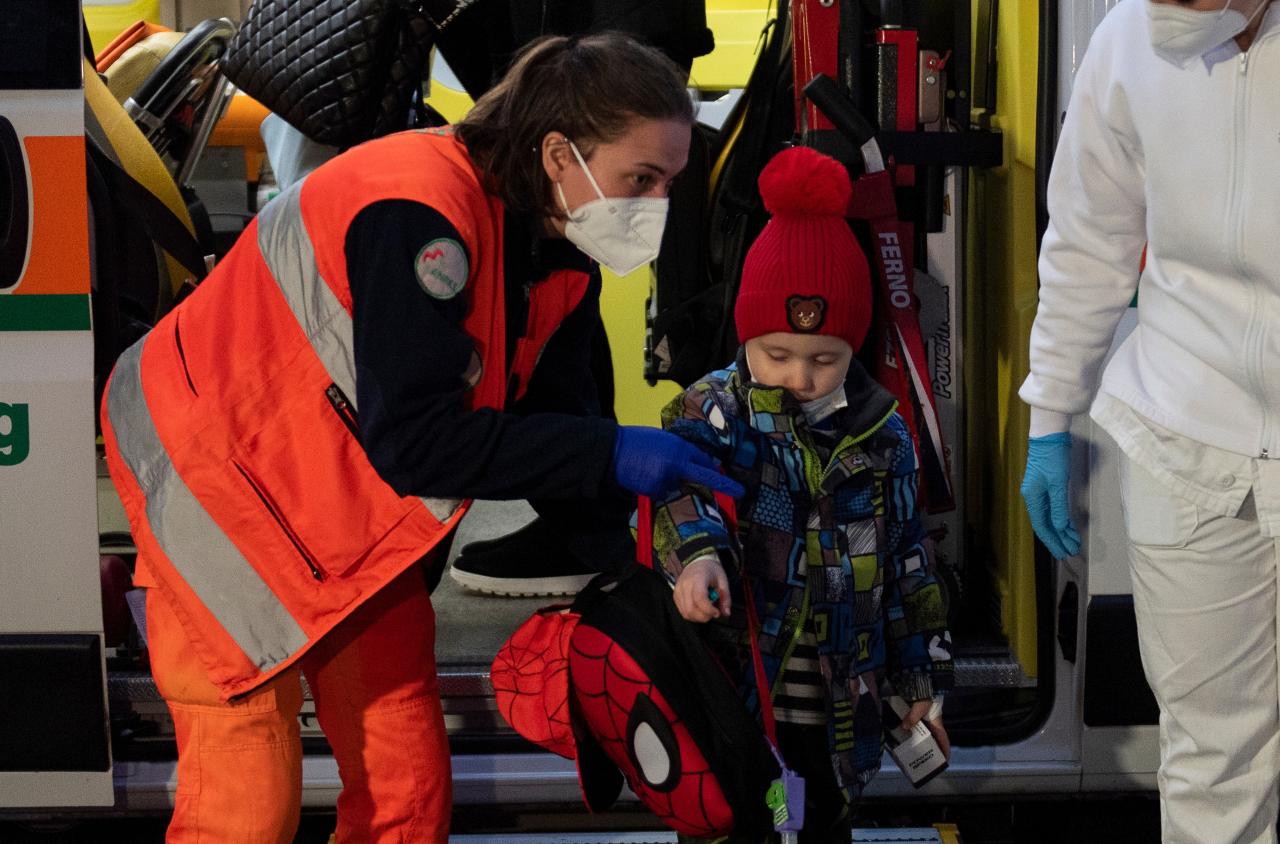 Nikita Vorobiov, de dos años, y otros diez niños se acurrucaron en el húmedo sótano de un hospital durante nueve días.