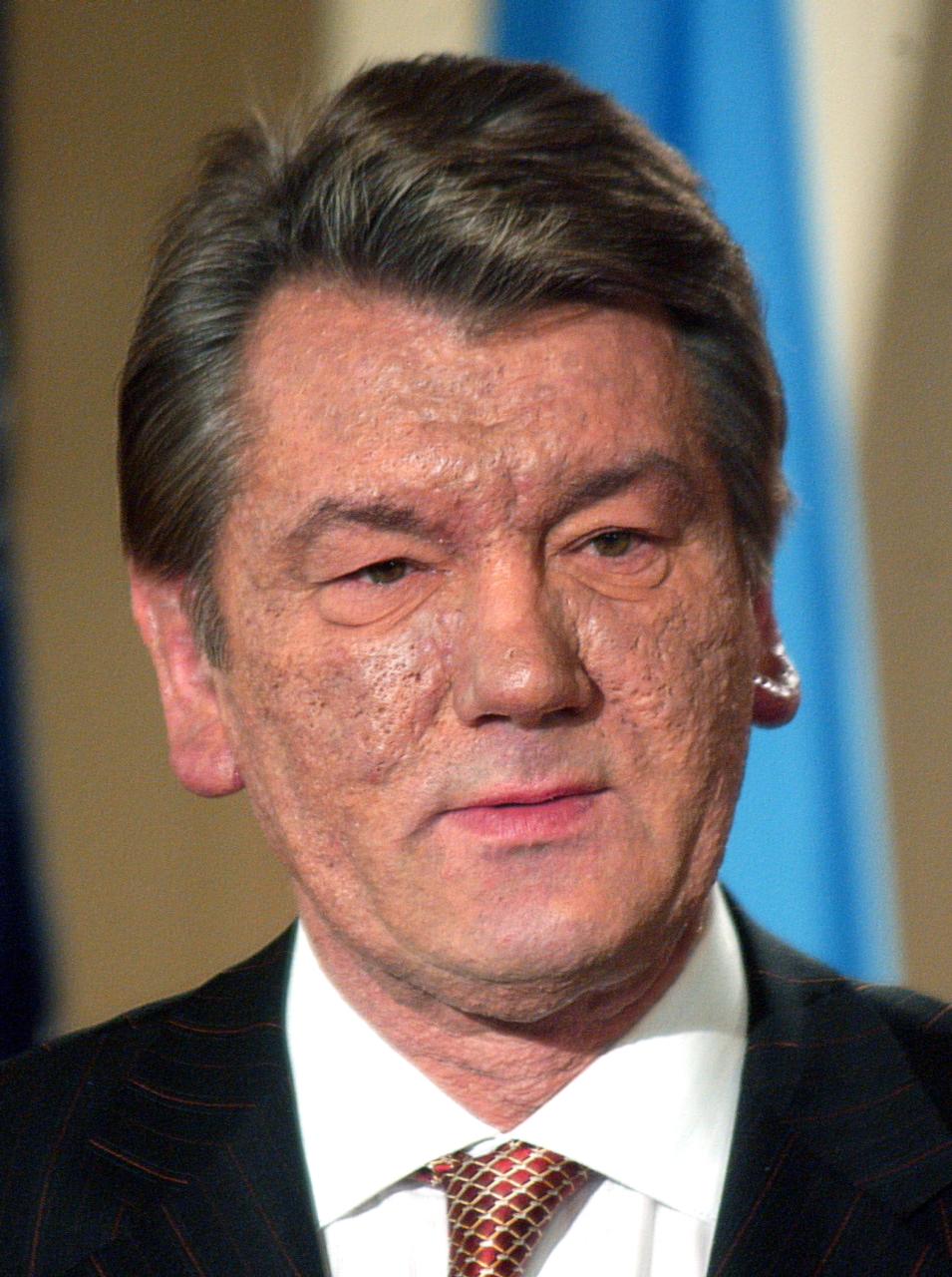 El expresidente ucraniano Viktor Yushchenko quedó desfigurado por el ataque del TCDD