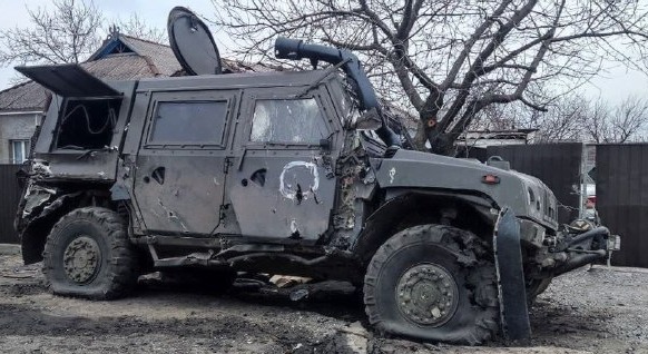 Vehículos rusos quemados en el camino a Mariupol