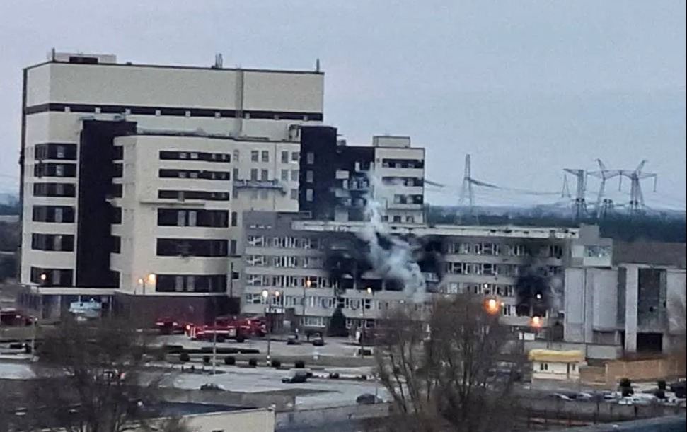 El humo se eleva desde el edificio de formación dañado de la central nuclear de Zaporozhye