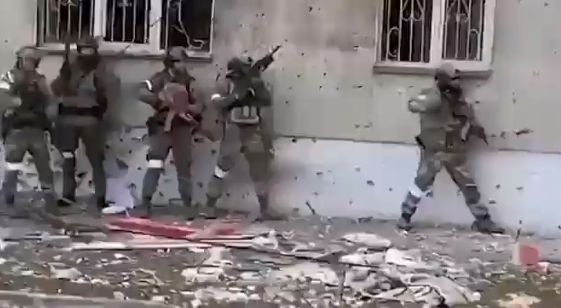 Soldados chechenos fueron filmados disparando al 