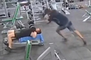Horror hombre finge tropezar para golpear 20 kg en la CABEZA de un estudiante de secundaria