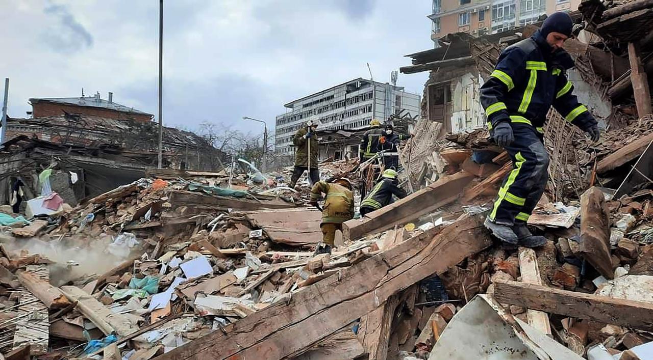 El equipo de rescate ucraniano camina entre las ruinas de Kharkiv