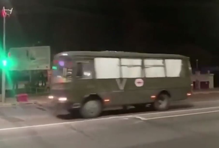 Autobuses con una 'V' blanca de Bielorrusia fueron filmados en la ciudad bielorrusa de Gomel