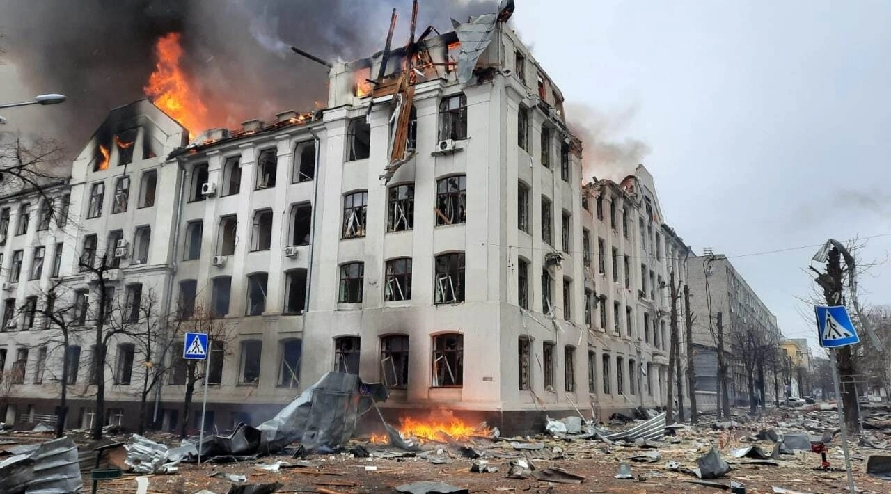 Un edificio en llamas en Járkov tras el impacto de un cohete ruso