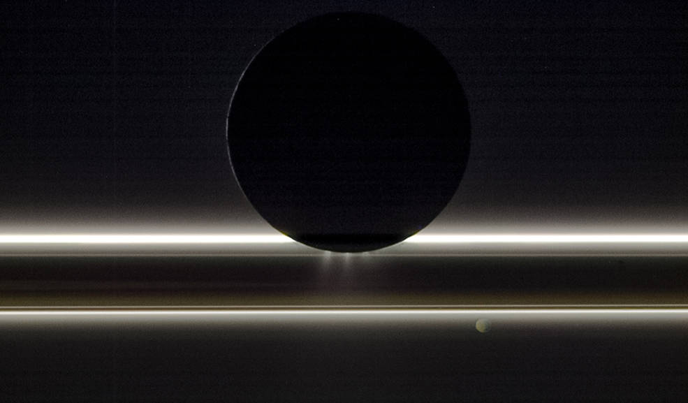 Esta foto muestra la luna de Saturno, Encelado, a la deriva frente a los anillos, con la diminuta Pandora también visible, capturada por la nave espacial Cassini de la NASA en noviembre de 2009.