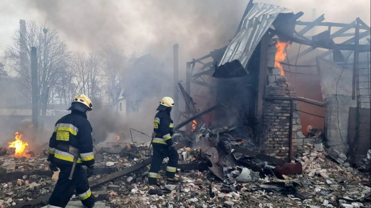 Los bomberos pasan por los restos del naufragio en el Dnieper