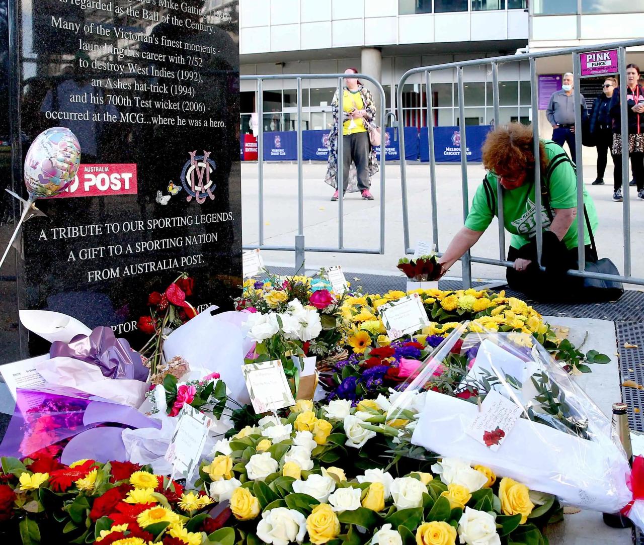 Los fanáticos depositaron coronas de flores en el MCG antes del memorial del miércoles