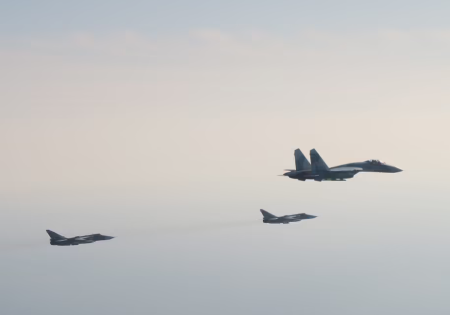 Según los informes, dos Su-24 Su-24 rusos, en el fondo de esta foto, estaban armados con armas nucleares.