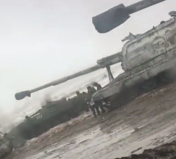 La película parece mostrar tanques rusos concentrados fuera de Kharkiv.