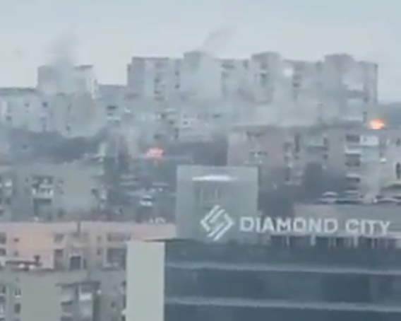 Estallan explosiones entre bloques de apartamentos en la segunda ciudad más grande de Ucrania