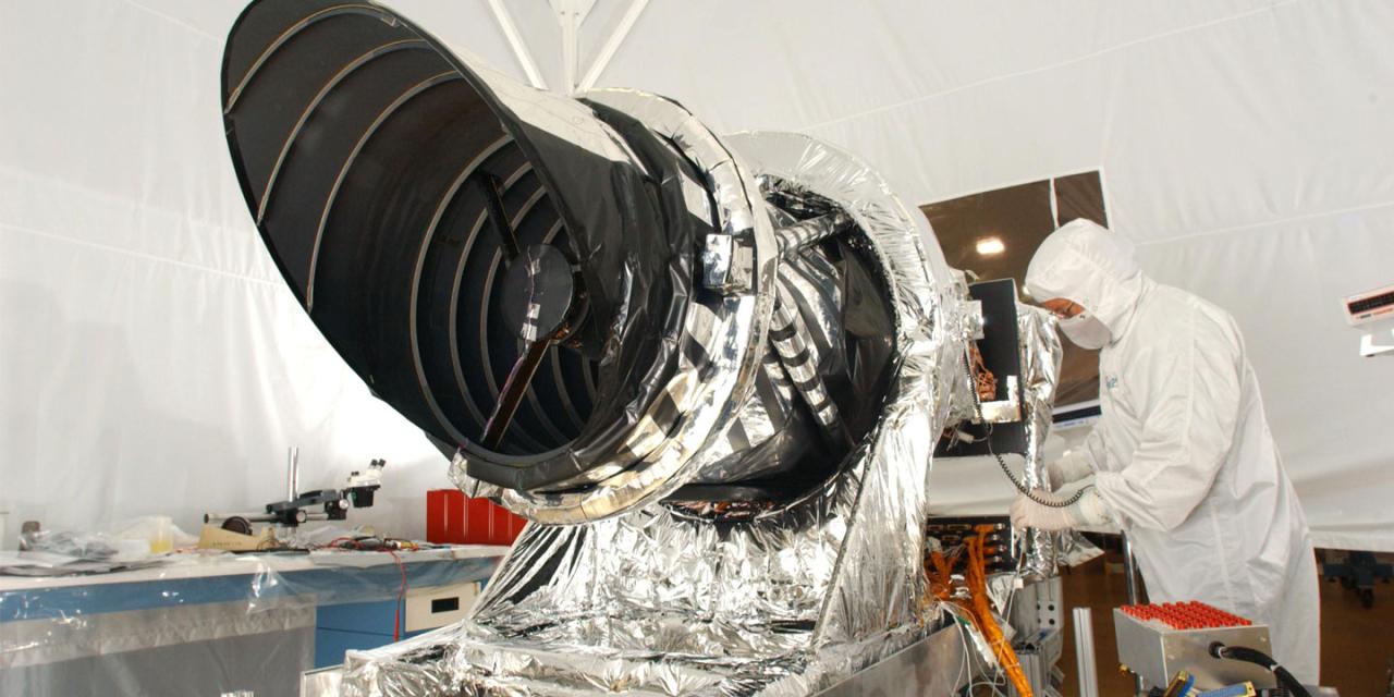 La imagen se armó utilizando datos del MRO del Experimento científico de imágenes de alta resolución (HiRISE), que se muestra aquí en el laboratorio de la NASA antes del lanzamiento del orbitador.
