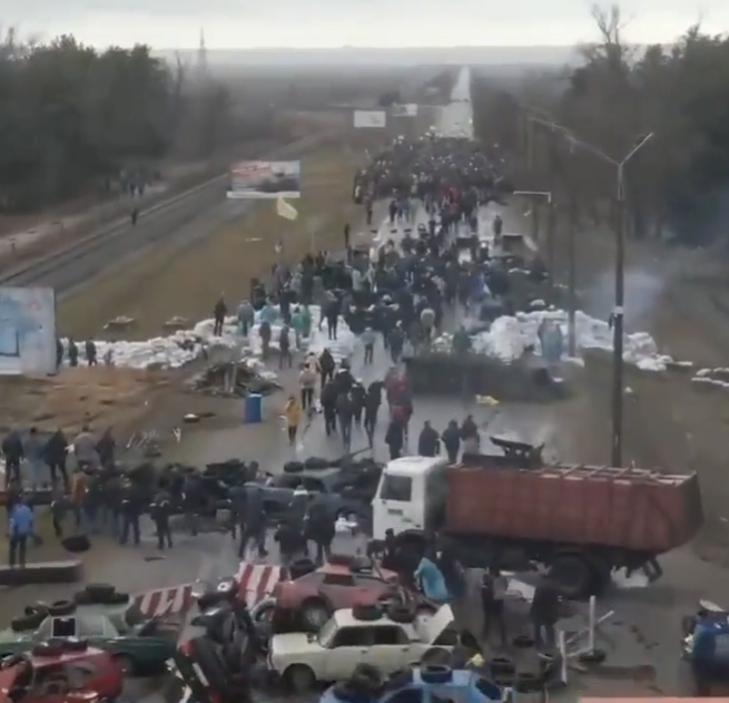 Los ucranianos ocuparon la barricada en el camino a la fábrica.