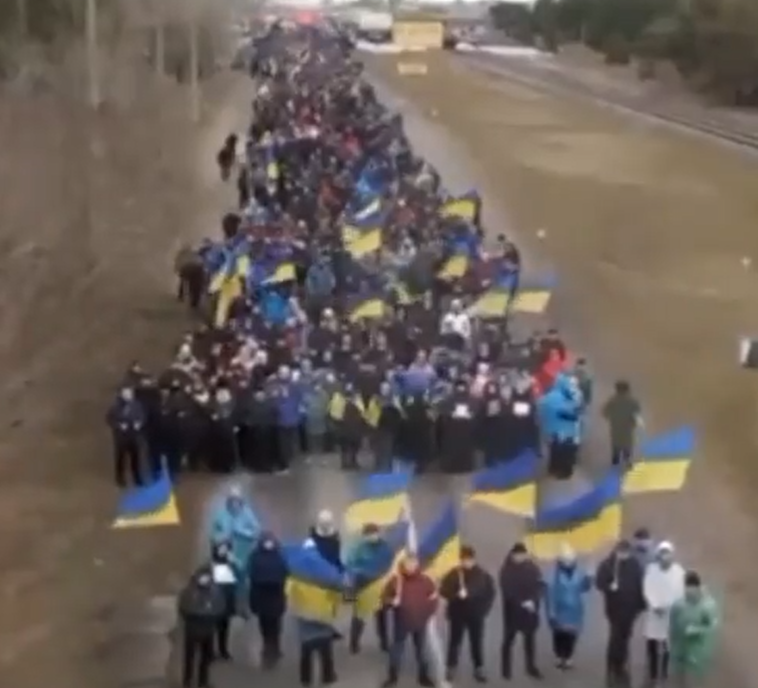 Muchos de los que estaban en la barricada humana portaban banderas ucranianas.