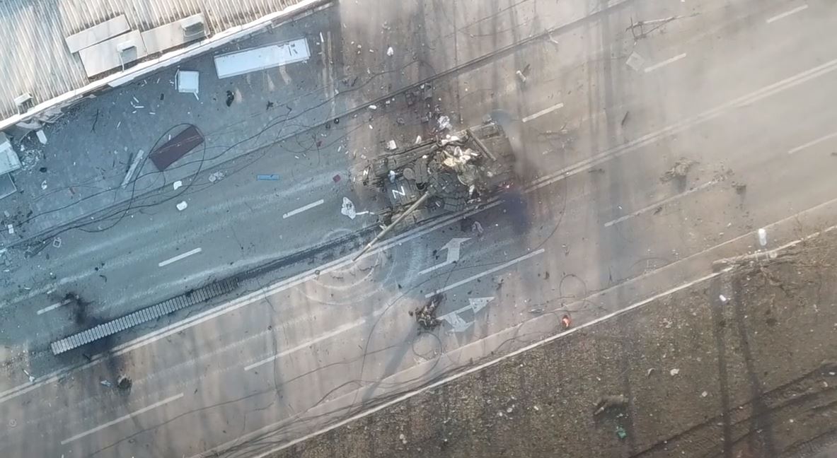 Se ve a un ruso herido arrastrándose por el costado de la carretera en la esquina inferior derecha.