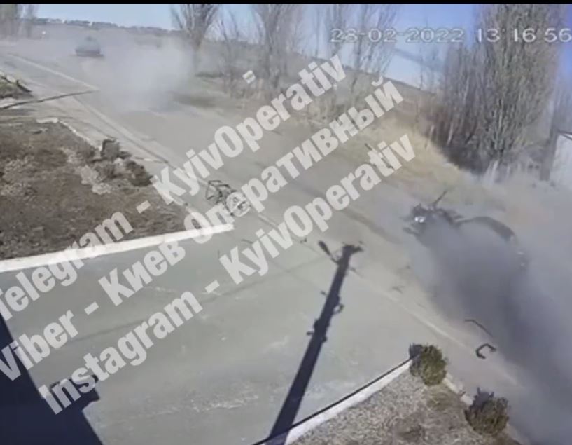El coche de vapor arde después de la explosión.
