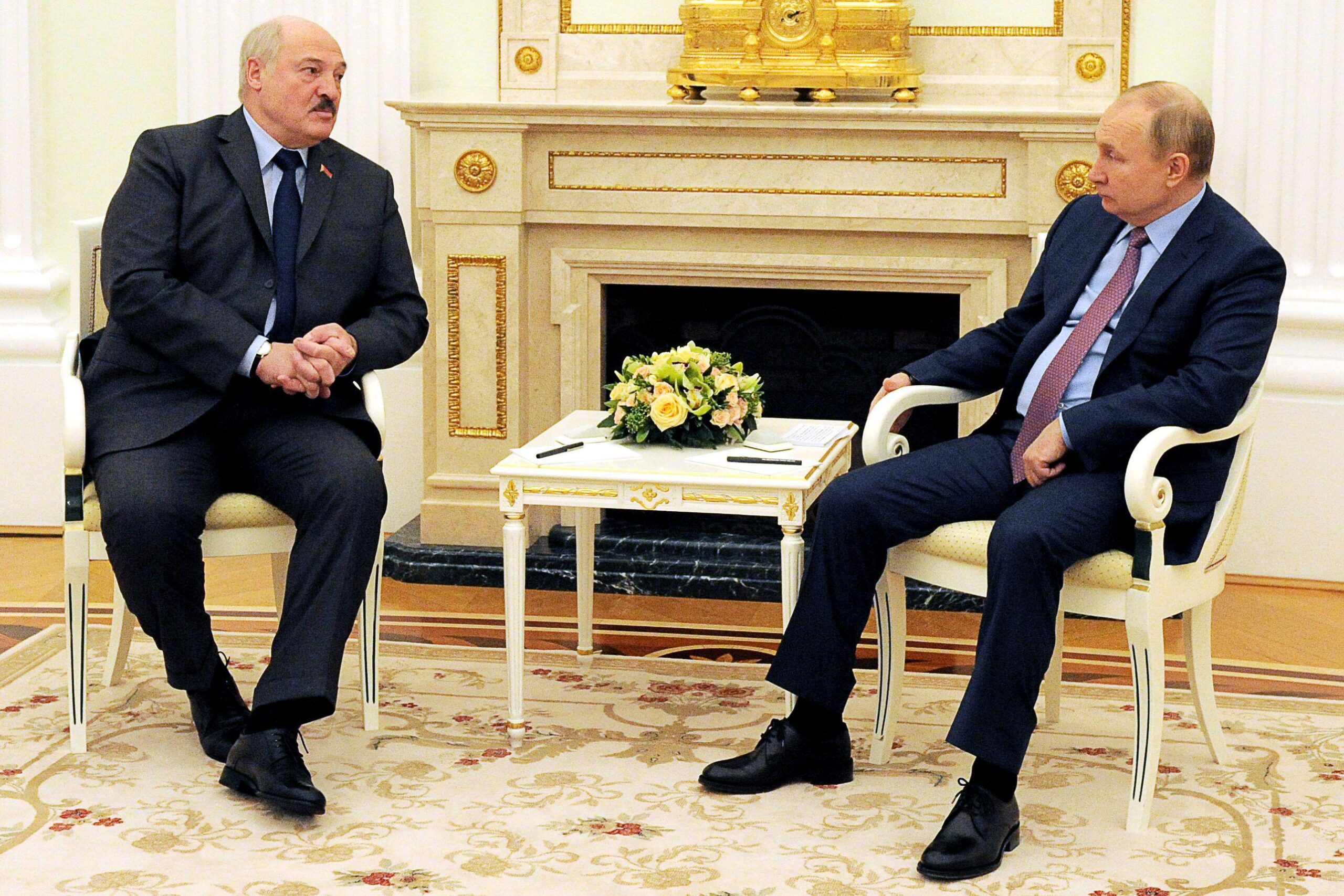 El presidente de Bielorrusia, Alexander Lukashenko, a la izquierda, se reúne con el presidente de Rusia, Vladimir Putin, en el Kremlin de Moscú el 18 de febrero de 2022.