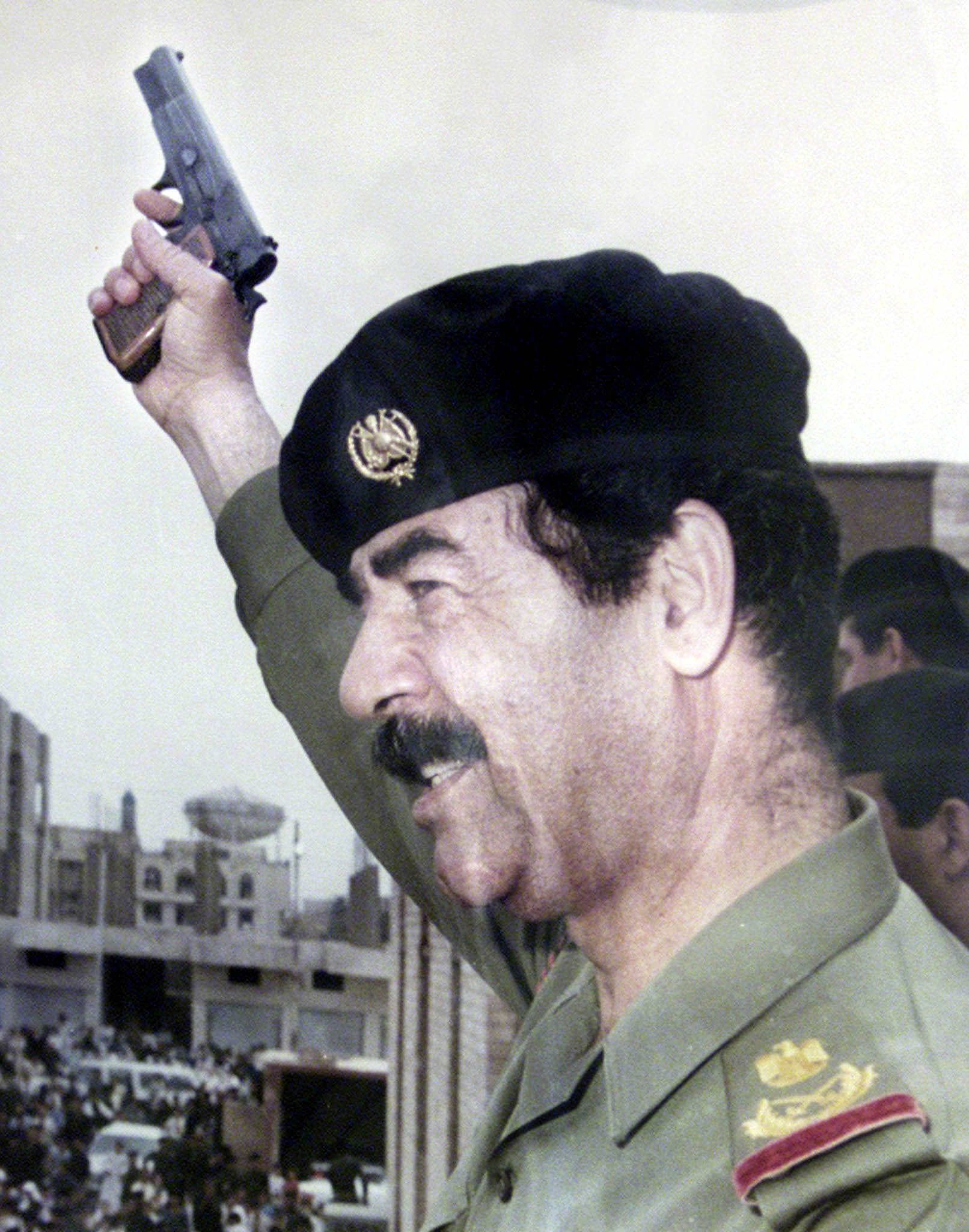 Saddam Hussein exoneró a los miembros del Partido Baath cuando llegó al poder en Irak en 1979.