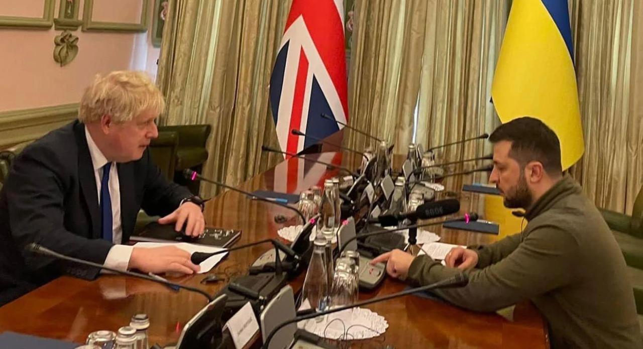 El Reino Unido enviará 120 vehículos blindados y misiles antibuque a Ucrania tras la reunión de Boris Johnson con Zelenskiy