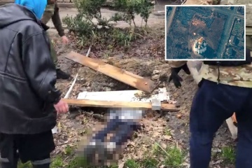 Una madre de Ucrania muestra la tumba poco profunda de su hija y las fotos impactantes muestran el lugar del entierro masivo.