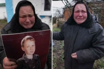 Madre desesperada llora sobre la tumba que cavó para su hijo, de 27 años, baleada por las tropas rusas