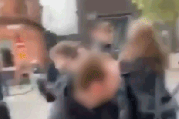 El impactante momento en que una mujer es golpeada mientras los fanáticos rivales se enfrentan en una pelea callejera