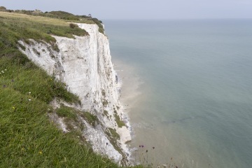 Un niño muere después de ser encontrado cerca de Dover Cliffs cuando la policía inicia una investigación