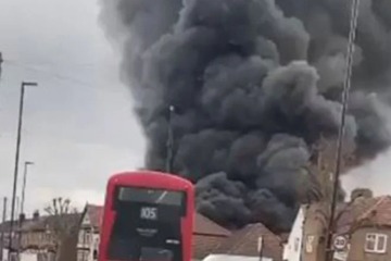 Por un momento, columnas de humo se elevan hacia el cielo mientras 70 bomberos se apresuran a quemar