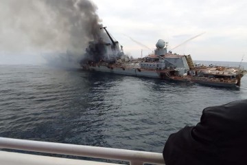 Las primeras fotos del buque insignia ruso hundiéndose en llamas mientras les arrancaban las extremidades a los marineros