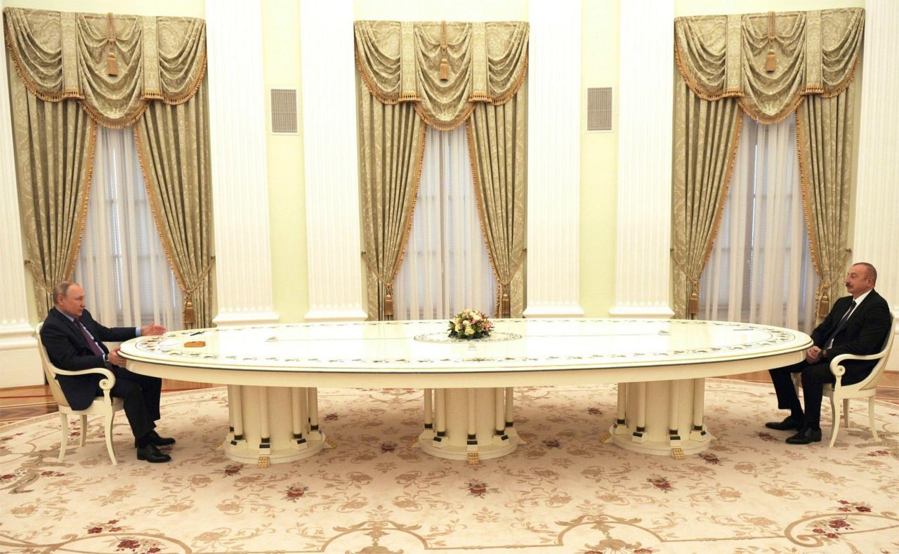 Putin utiliza mesas inusualmente grandes para sus reuniones