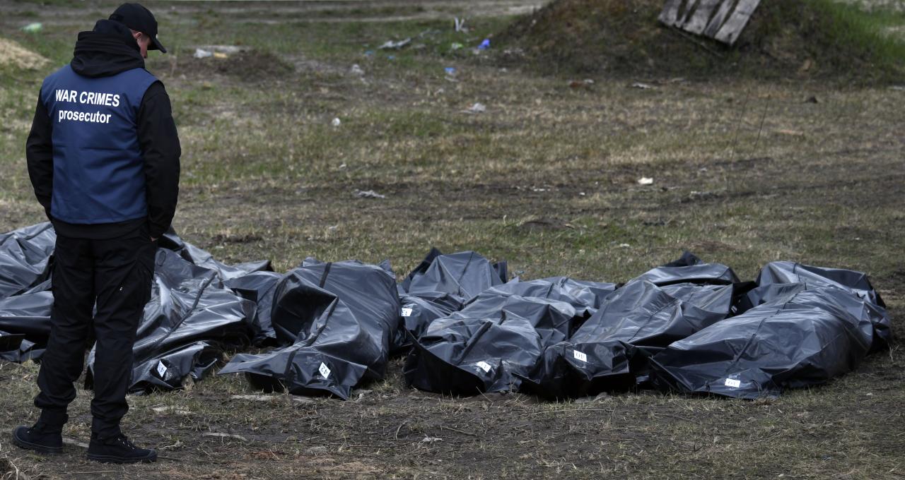 Ucrania comenzó ayer la sombría tarea de cavar una fosa común en la que supuestamente están enterradas al menos 400 víctimas de las atrocidades rusas.