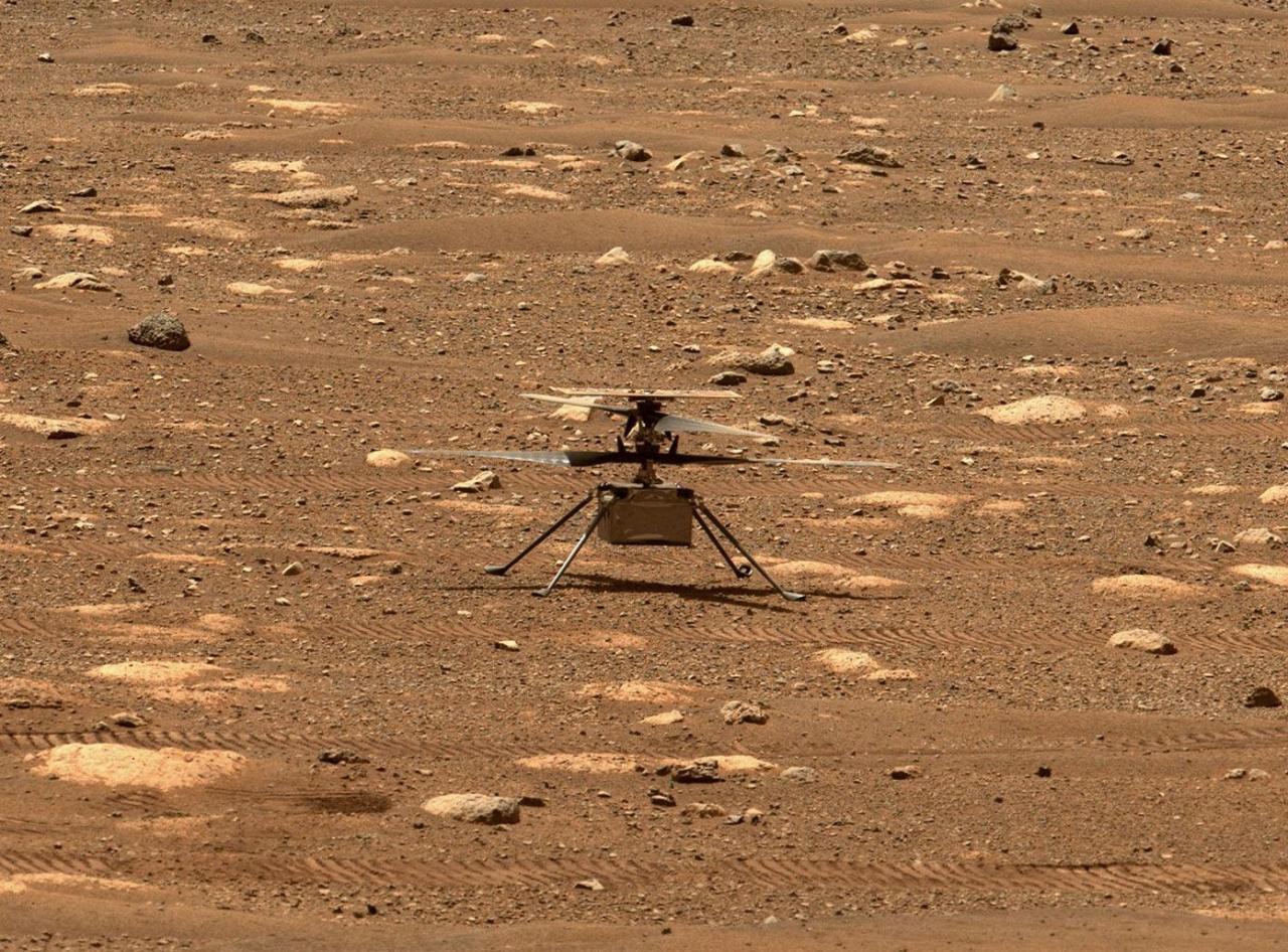 De hecho, se ve el helicóptero Ingenuity, capturado aquí por una cámara Mastcam-Z a bordo del rover Perseverance Mars de la NASA el 8 de abril.