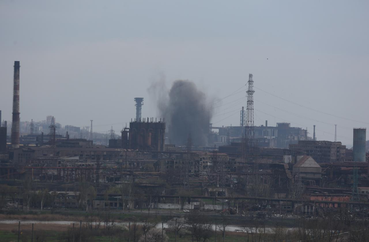 Hasta 20 combatientes británicos quedaron atrapados en búnkeres destruidos por ataques aéreos rusos en Mariupol - en la foto, la fundición de Azovstal