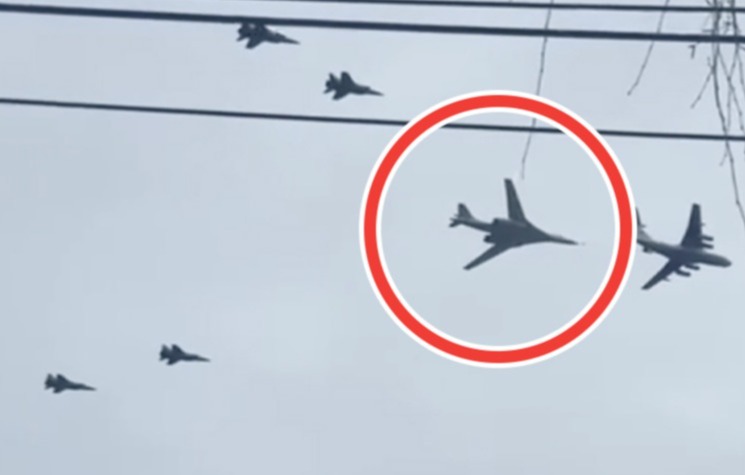 Aparece después de que uno de los bombarderos nucleares TU-160 de Putin (con anillos) fuera visto cerca de la frontera con Ucrania