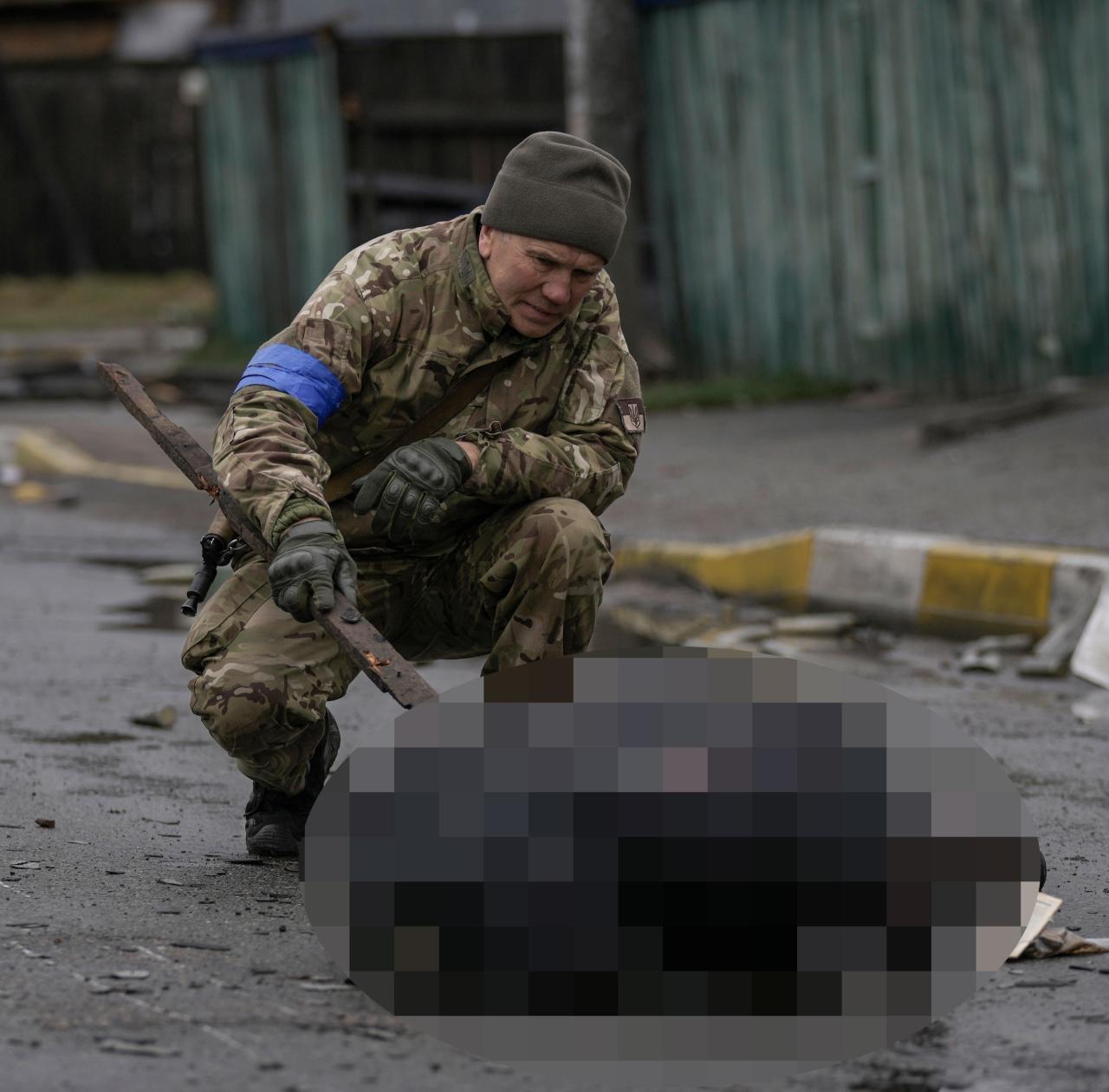 Las tropas rusas fueron acusadas de colocar explosivos debajo de los cuerpos.