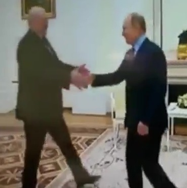 Putin enmascara desesperadamente sus temblores mientras abraza al presidente de Bielorrusia, Alexander Lukashenka