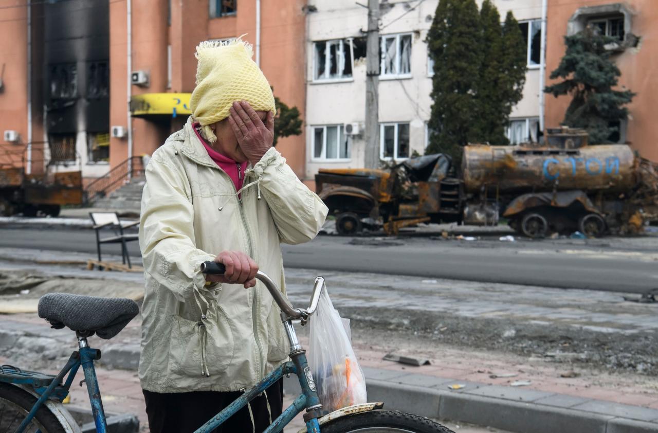 La mujer llora tras la destrucción de Borodyanka
