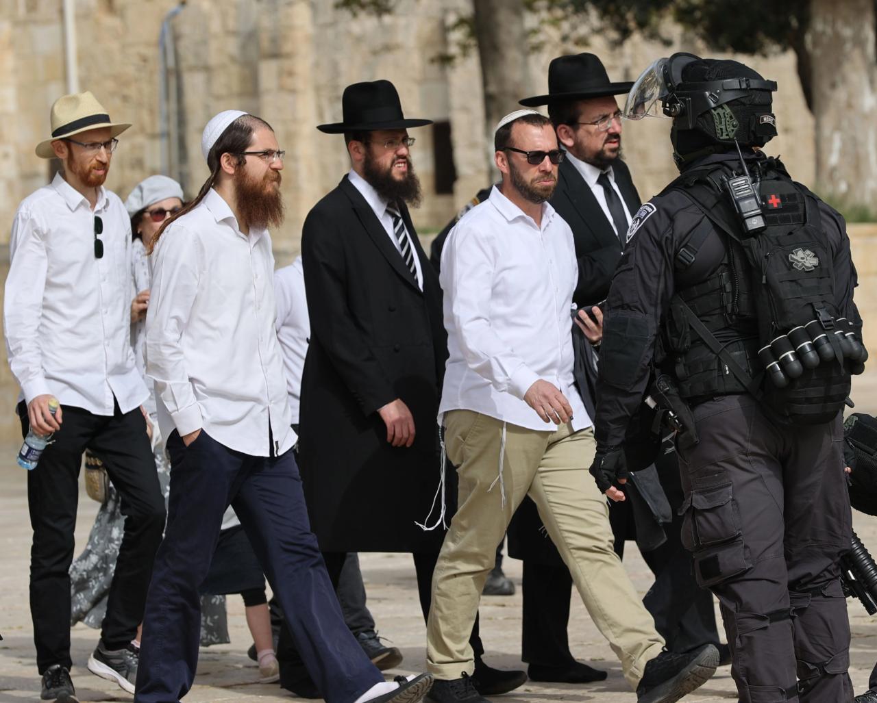 Grupos de colonos judíos visitaron la mezquita bajo la protección de la policía israelí.
