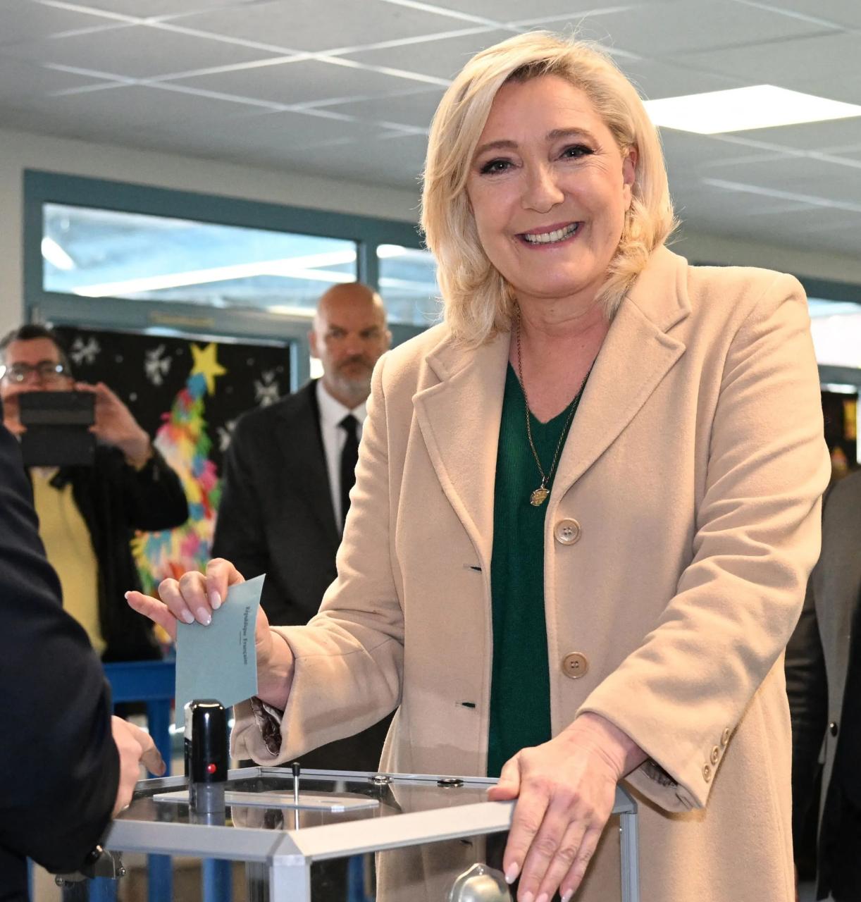 Marine Le Pen, candidata presidencial del partido de extrema derecha francés Rassemblement National, dio su voto hoy