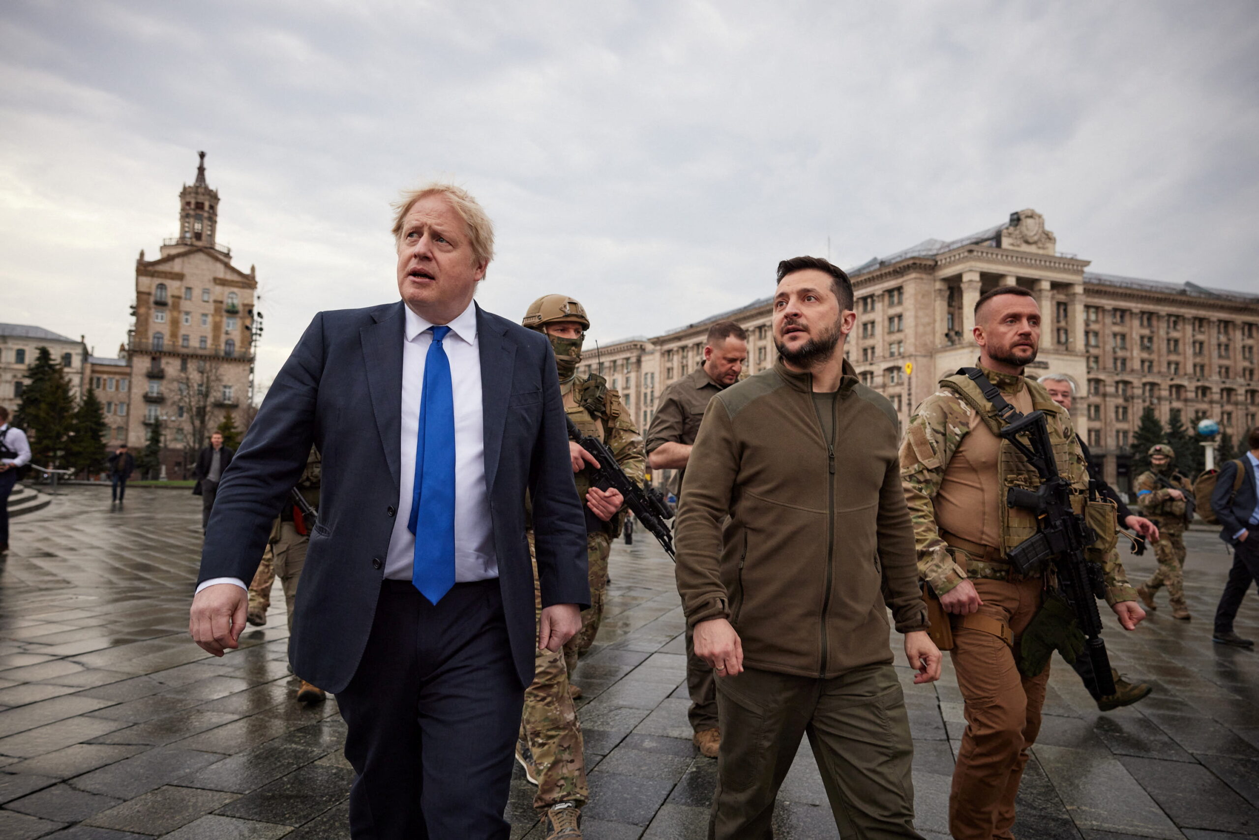 Boris Johnson tomó en secreto un TREN a Kiev, devastada por la guerra, para conversar con el presidente de Ucrania, Volodymyr Zelensky.