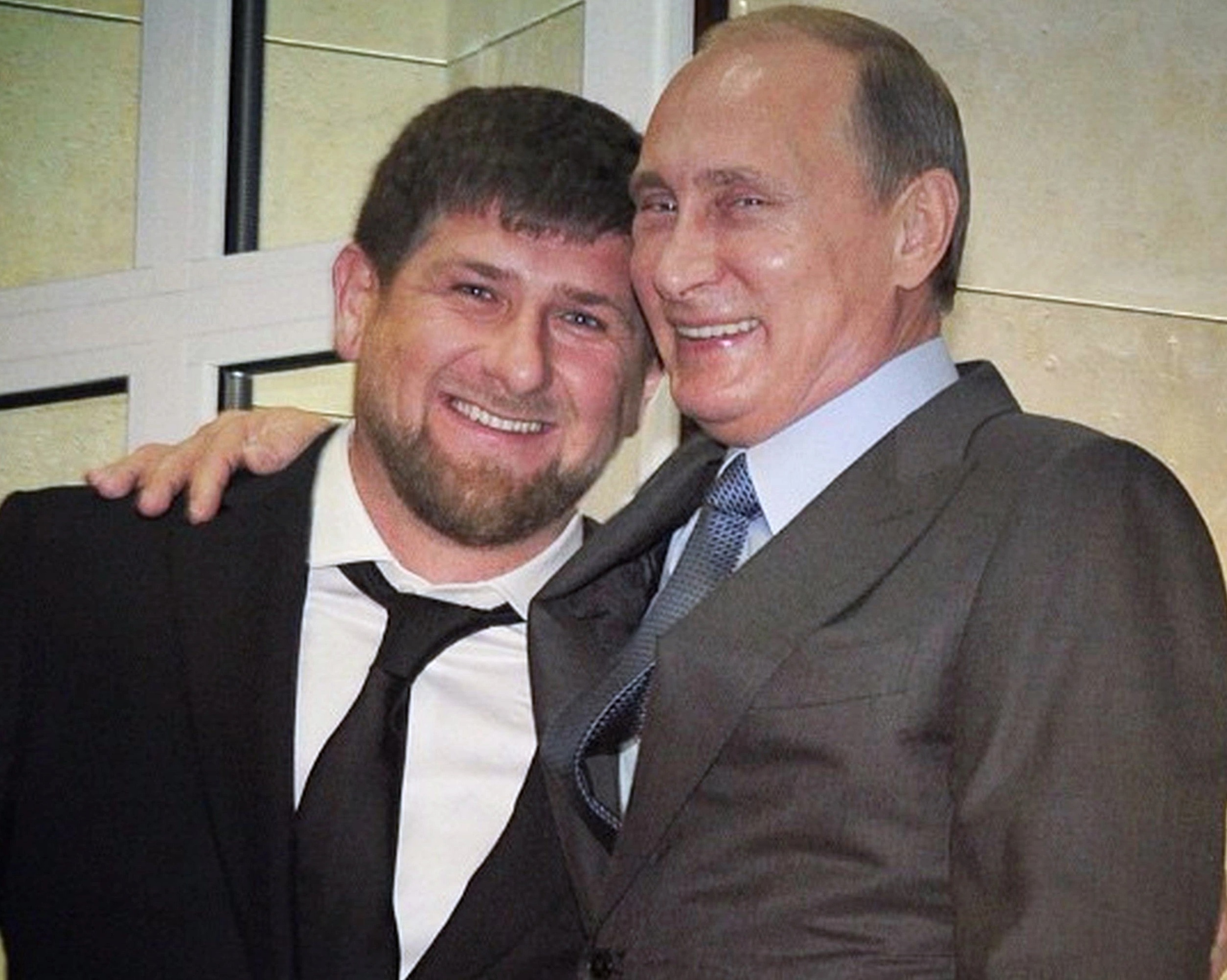 Ramzan Kadyrov y Vladimir Putin en la foto se abrazan y brillan