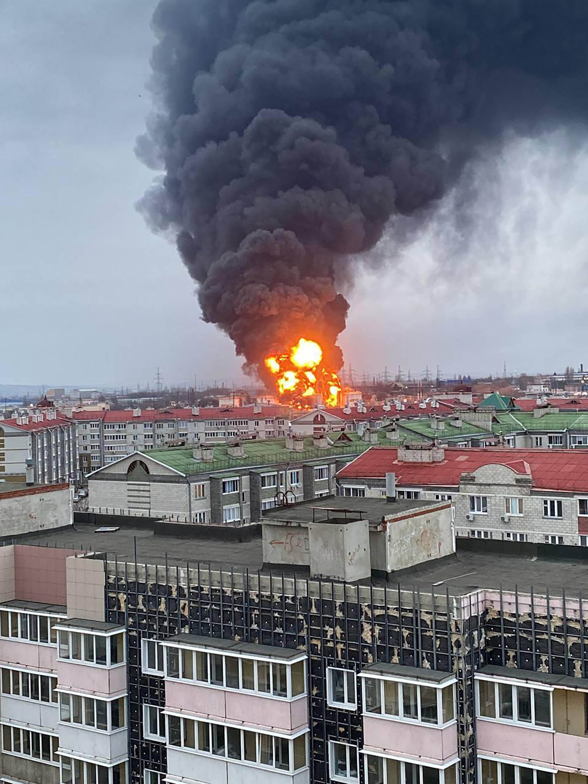 Un depósito de combustible ruso está en llamas después de una supuesta redada en Ucrania