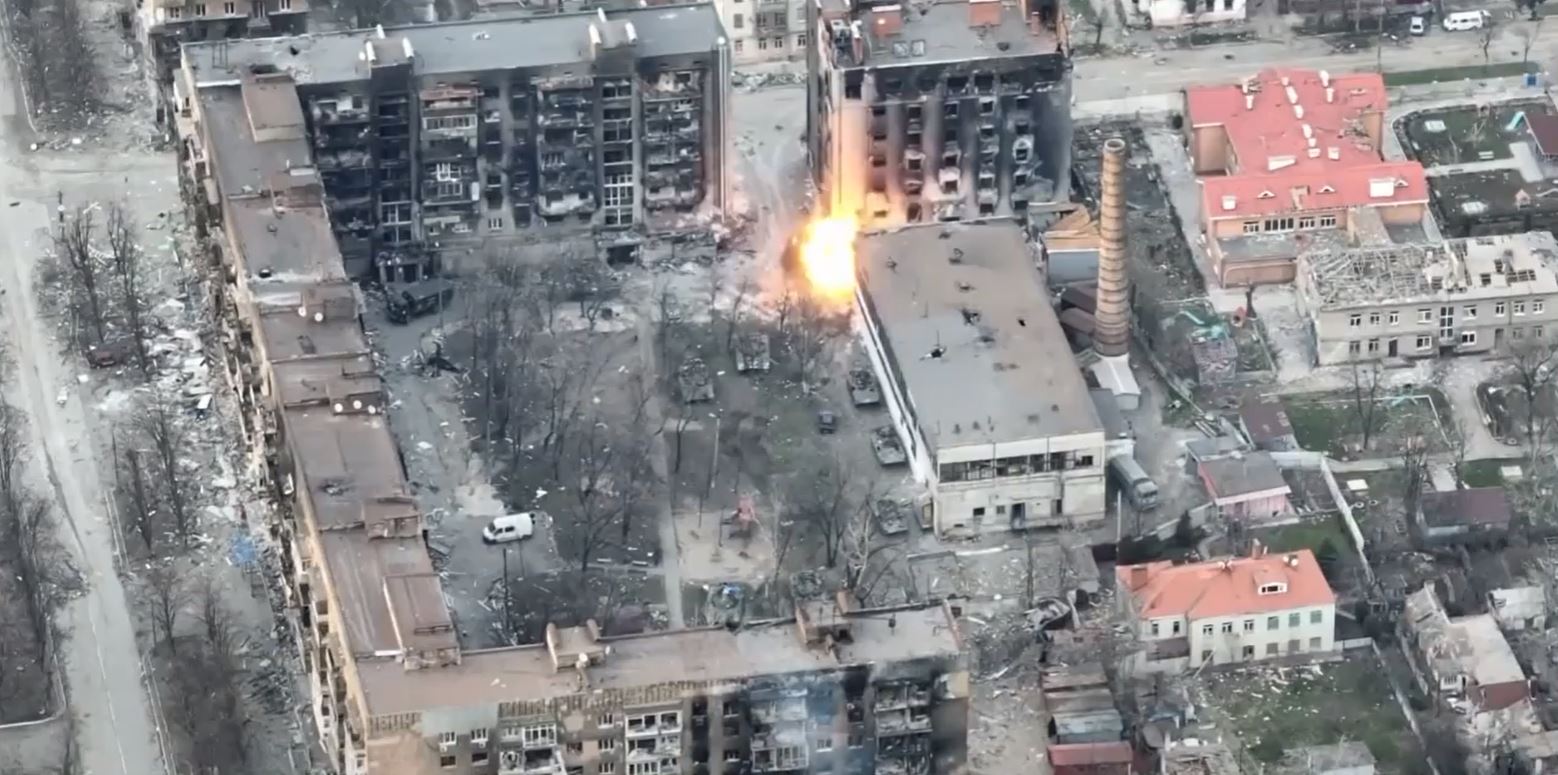 Un solo golpe en Mariupol golpeó un tanque ruso que estalló en llamas