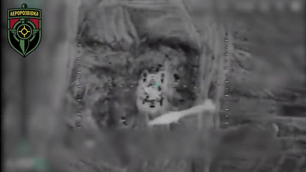 Una bomba vuela hacia un tanque ruso después de ser lanzada desde arriba por un dron secreto